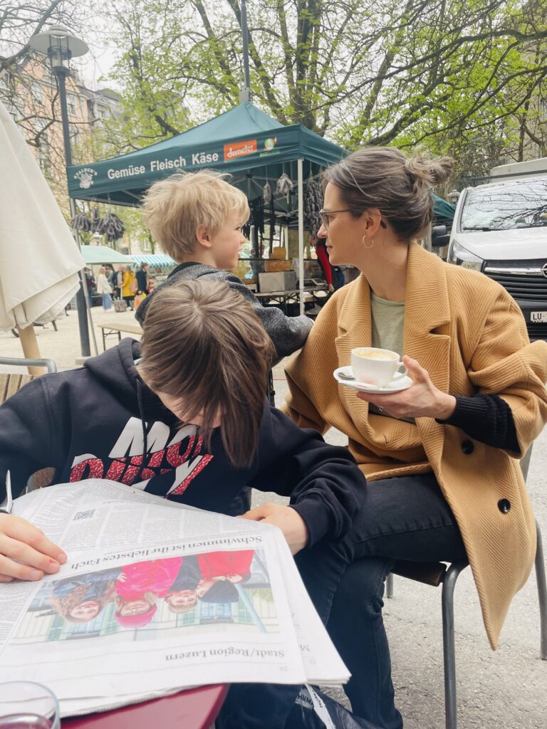 Melanie Setz mit ihren Kindern in einem Café.